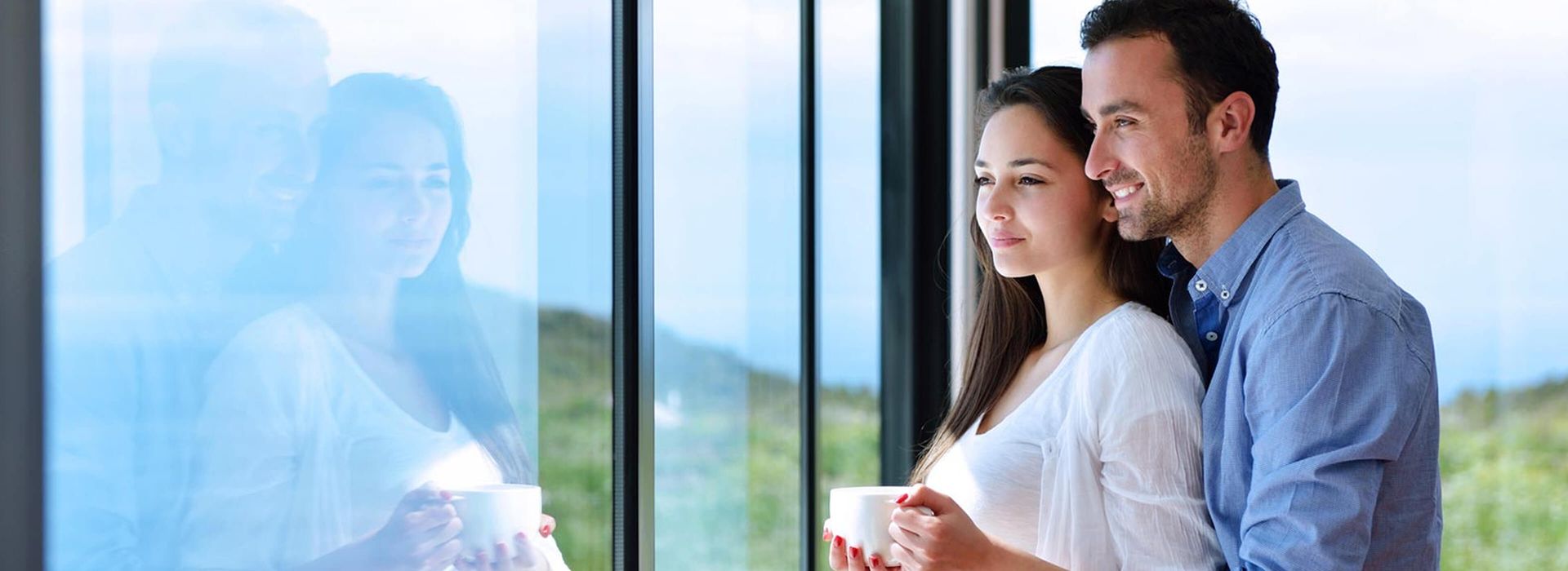 Ein Mann und eine Frau schauen gemeinsam aus einem Fenster.